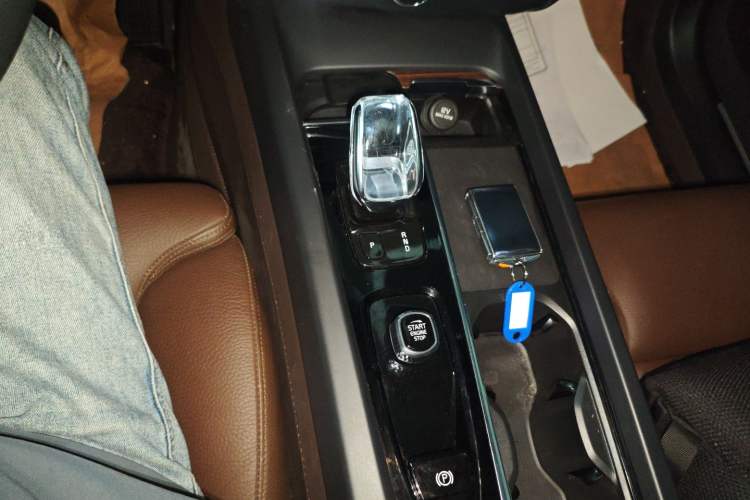 Used Volvo XC60 2022 B5 4x4 Smart Luxury Edition Gear Lever