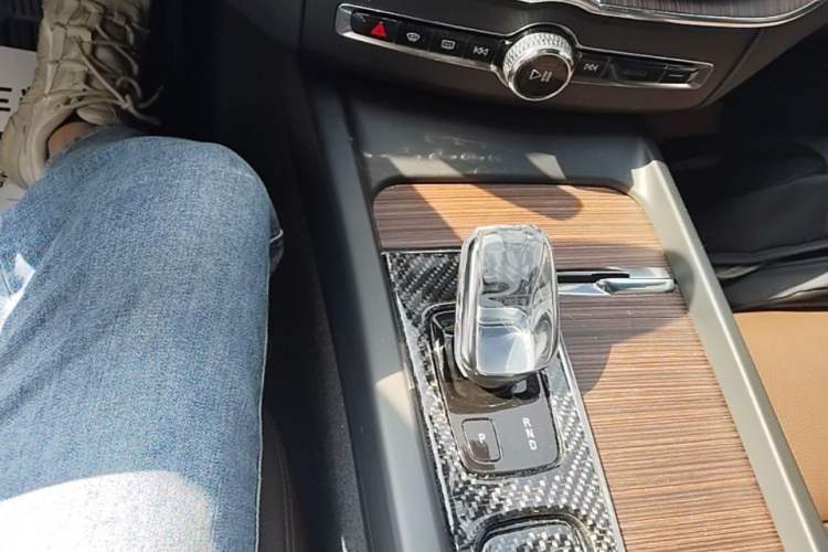 Used Volvo XC60 2022 B5 4x4 Smart Luxury Edition Gear Lever