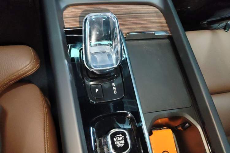 Used Volvo XC60 2022 B5 4x4 Smart Luxury Edition Gear Lever