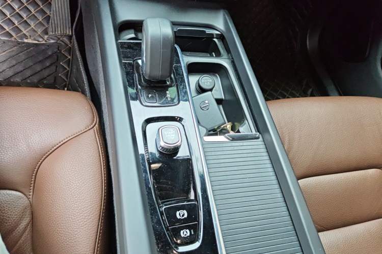 Used Volvo XC60 2022 B5 4x4 Zhiyi Luxury Edition Gear Lever