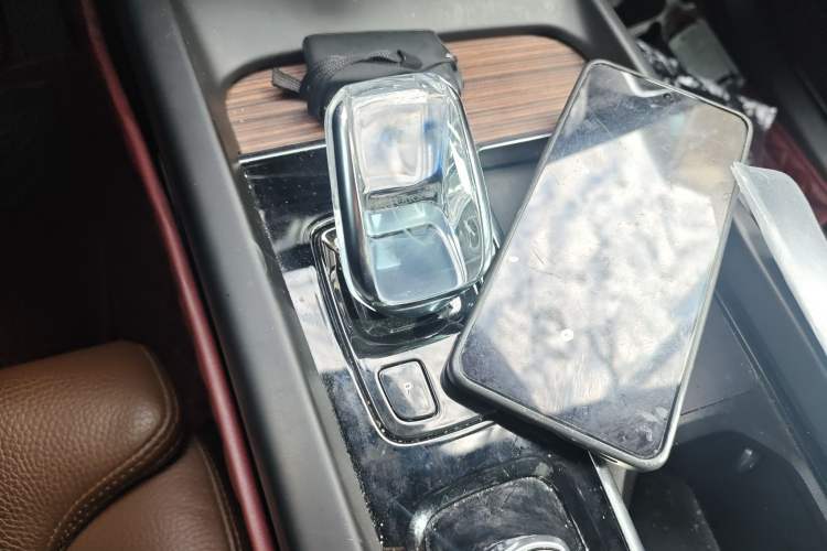 Used Volvo XC60 2022 B5 4x4 Smart Luxury Edition Gear Lever