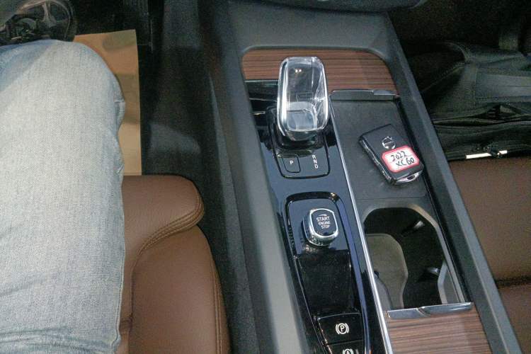 Used Volvo XC60 2022 B5 4x4 Smart Luxury Edition Gear Lever