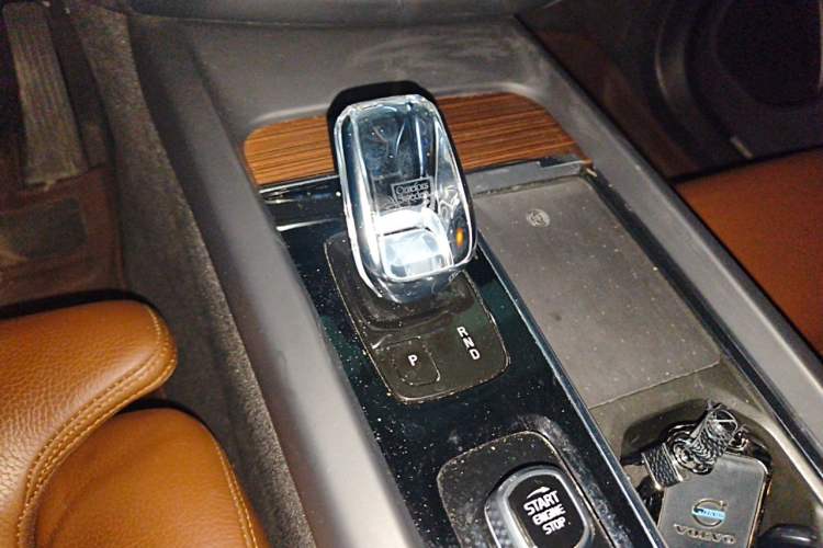 Used Volvo XC60 2022 B5 4x4 Smart Luxury Edition Gear Lever