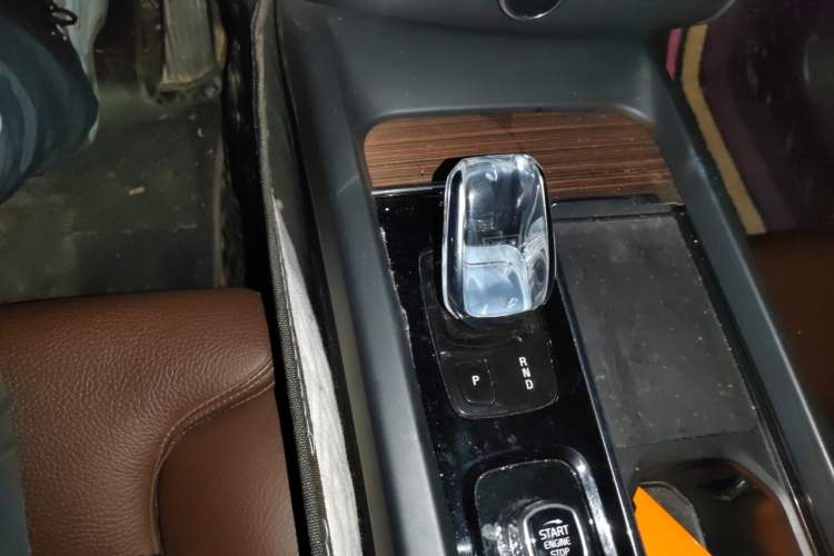 Used Volvo XC60 2022 B5 4x4 Smart Luxury Edition Gear Lever
