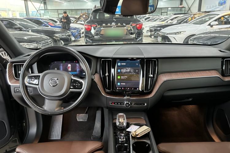 Used Volvo XC60 2022 B5 4x4 Smart Luxury Edition Interior 1