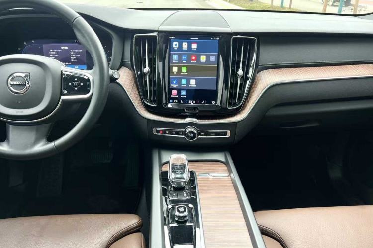 Used Volvo XC60 2022 B5 4x4 Smart Luxury Edition Interior 1
