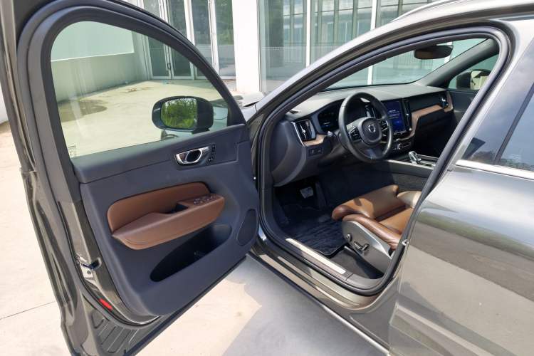 Used Volvo XC60 2022 B5 4x4 Smart Luxury Edition Interior 1
