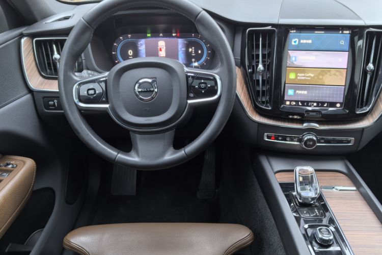 Used Volvo XC60 2022 B5 4x4 Smart Luxury Edition Interior 2