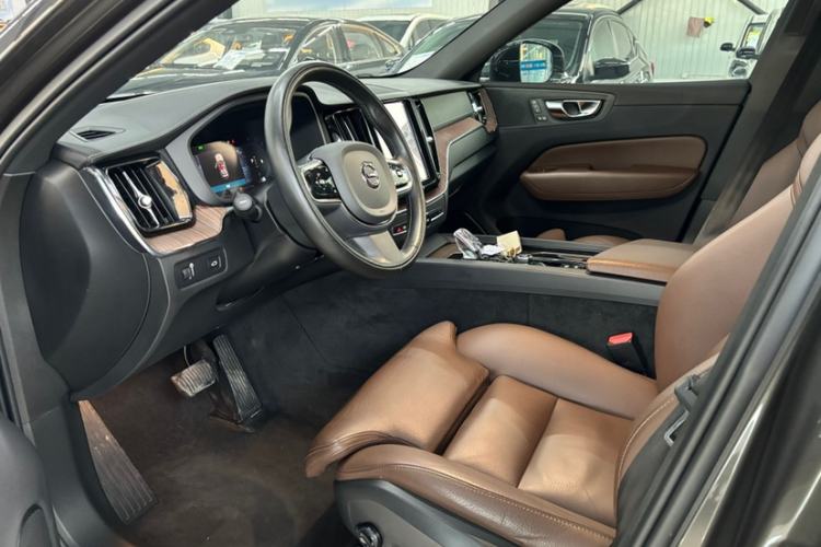 Used Volvo XC60 2022 B5 4x4 Smart Luxury Edition Interior 2