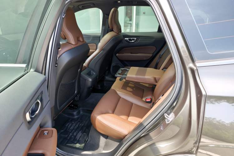 Used Volvo XC60 2022 B5 4x4 Smart Luxury Edition Interior 2