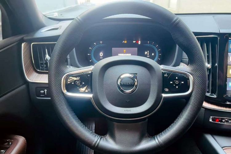 Used Volvo XC60 2022 B5 4x4 Smart Luxury Edition Interior 2