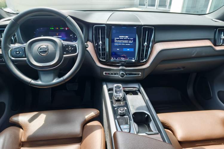 Used Volvo XC60 2022 B5 4x4 Smart Luxury Edition Interior 3