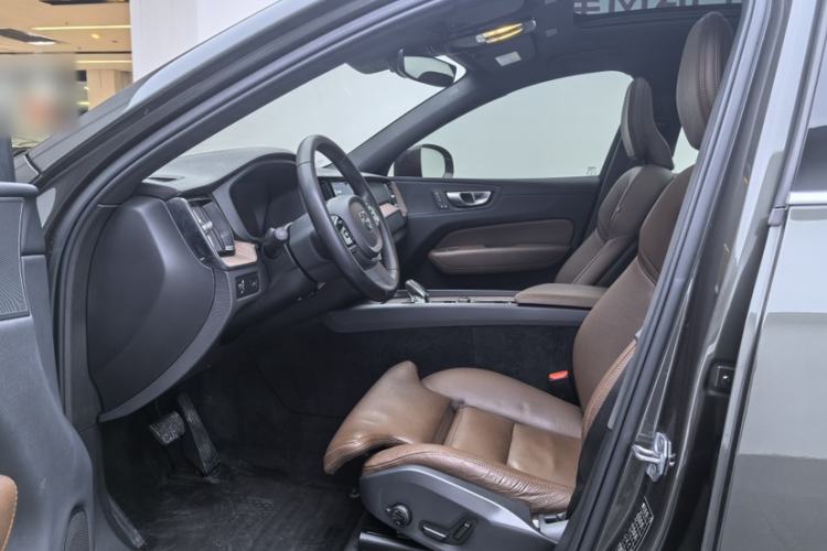 Used Volvo XC60 2022 B5 4x4 Smart Luxury Edition Interior 4