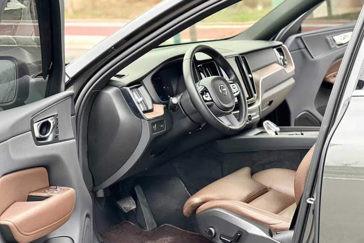 Used Volvo XC60 2022 B5 4x4 Smart Luxury Edition Interior 4