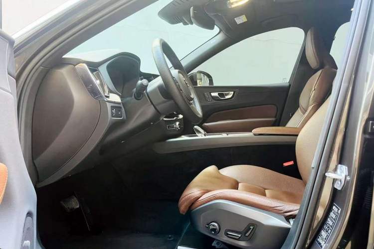 Used Volvo XC60 2022 B5 4x4 Smart Luxury Edition Interior 4