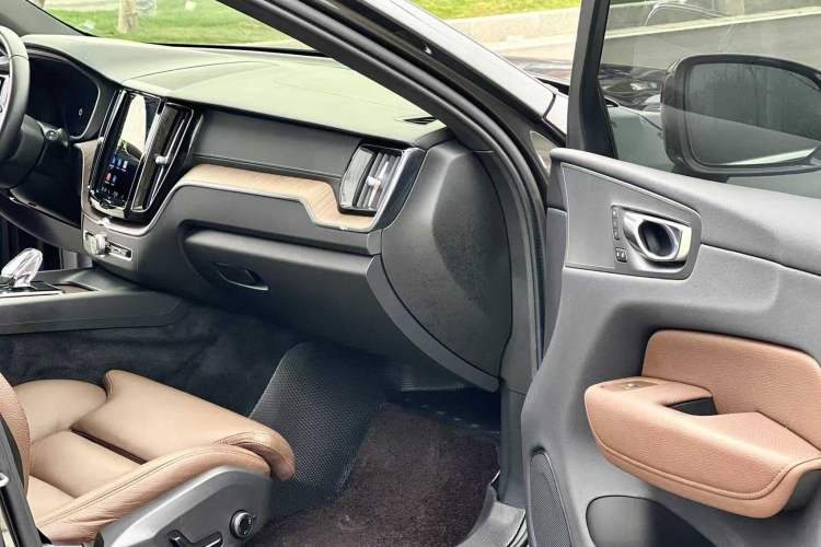 Used Volvo XC60 2022 B5 4x4 Smart Luxury Edition Interior 7