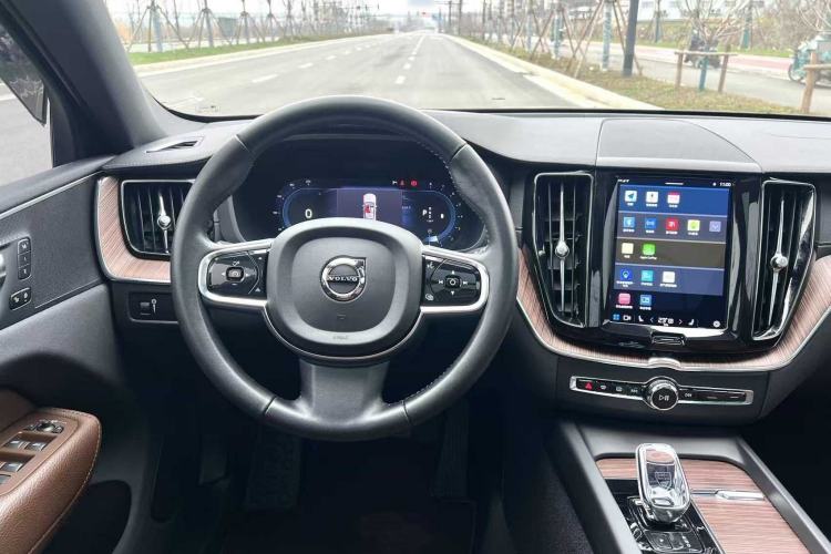 Used Volvo XC60 2022 B5 4x4 Smart Luxury Edition Interior 9
