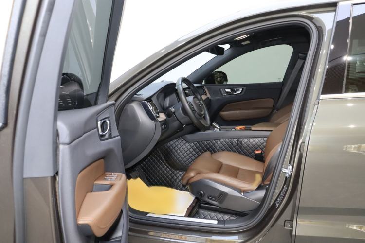 Used Volvo XC60 2022 B5 4x4 Smart Luxury Edition Left Front Seat
