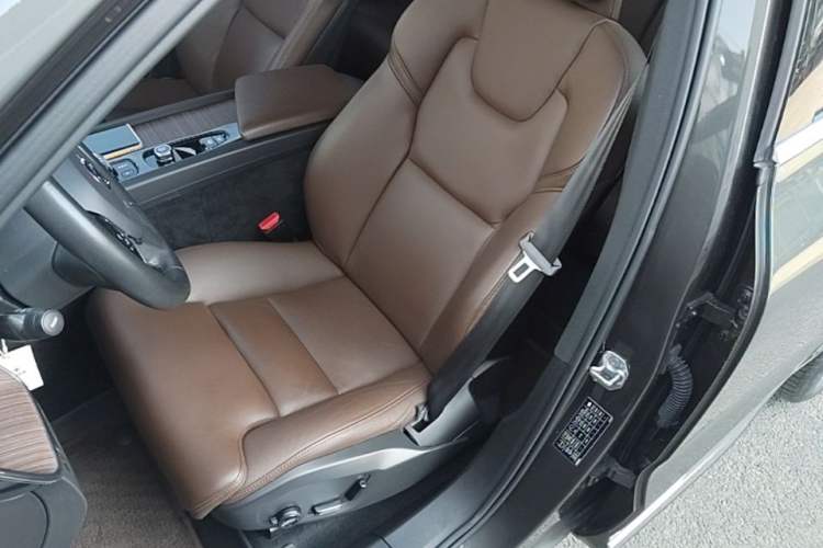 Used Volvo XC60 2022 B5 4x4 Smart Luxury Edition Left Front Seat