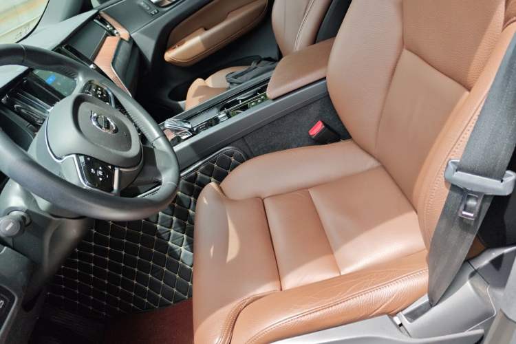 Used Volvo XC60 2022 B5 4x4 Smart Luxury Edition Left Front Seat