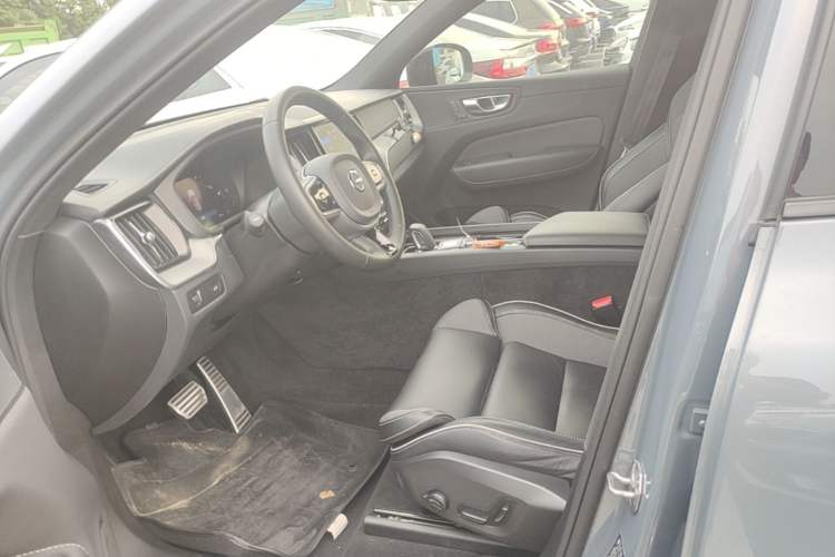 Used Volvo XC60 2022 B5 4x4 Smart & Advanced Sport Edition Left Front Seat