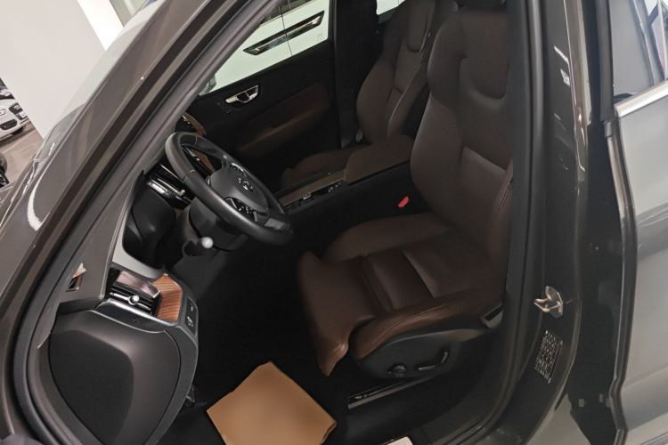 Used Volvo XC60 2022 B5 4x4 Smart Luxury Edition Left Front Seat