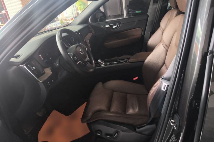 Used Volvo XC60 2022 B5 4x4 Smart Luxury Edition Left Front Seat