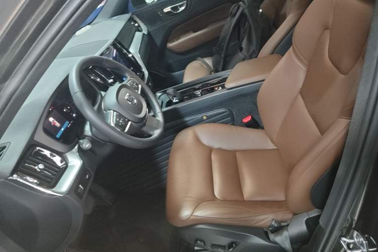 Used Volvo XC60 2022 B5 4x4 Smart Luxury Edition Left Front Seat