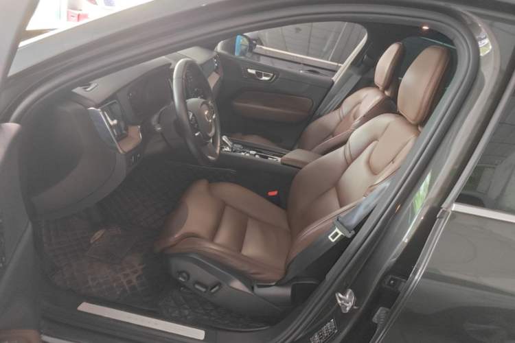 Used Volvo XC60 2022 B5 4x4 Smart Luxury Edition Left Front Seat