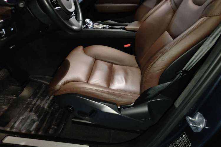 Used Volvo XC60 2022 B5 4x4 Smart Luxury Edition Left Front Seat
