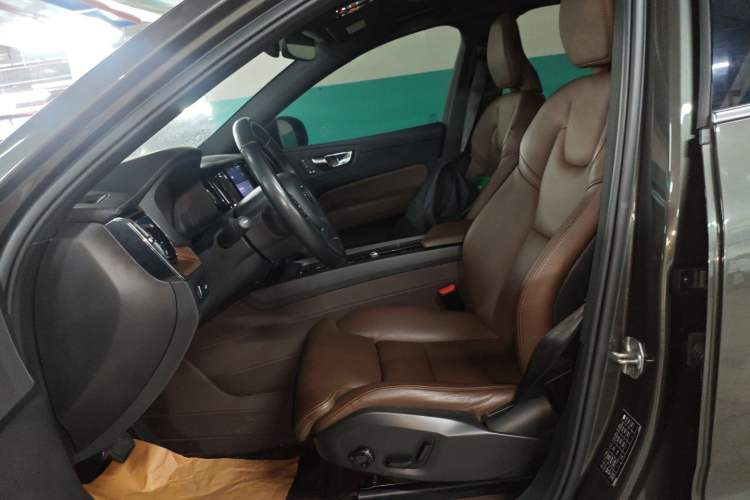 Used Volvo XC60 2022 B5 4x4 Smart Luxury Edition Left Front Seat