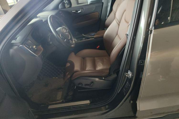 Used Volvo XC60 2022 B5 4x4 Smart Luxury Edition Left Front Seat