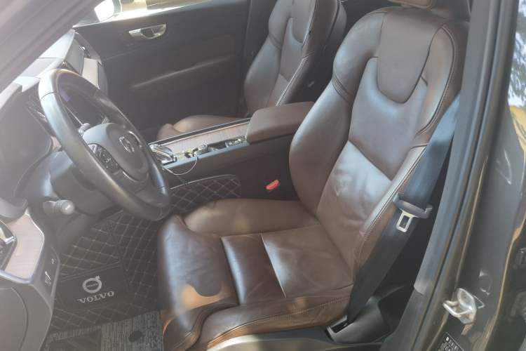 Used Volvo XC60 2022 B5 4x4 Smart Luxury Edition Left Front Seat