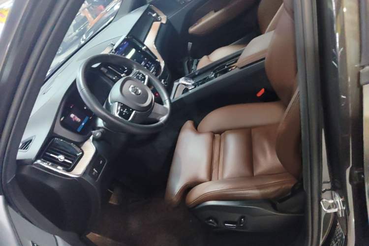 Used Volvo XC60 2022 B5 4x4 Smart Luxury Edition Left Front Seat