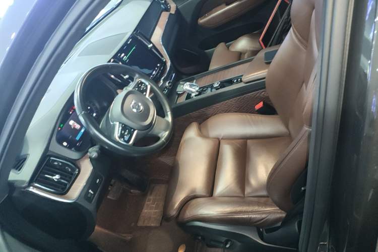 Used Volvo XC60 2022 B5 4x4 Smart Luxury Edition Left Front Seat