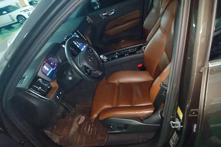Used Volvo XC60 2022 B5 4x4 Smart Luxury Edition Left Front Seat