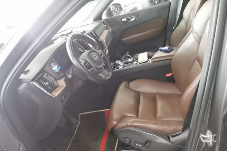 Used Volvo XC60 2022 B5 4x4 Smart Luxury Edition Left Front Seat