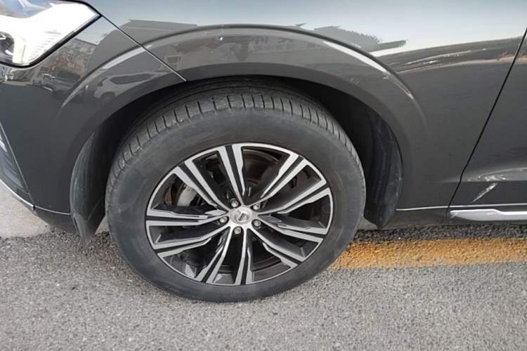 Used Volvo XC60 2022 B5 4x4 Smart Luxury Edition Left Front Wheel Hub