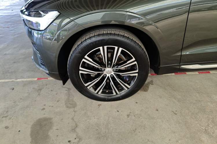 Used Volvo XC60 2022 B5 4x4 Smart Luxury Edition Left Front Wheel Hub