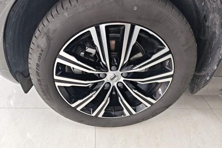 Used Volvo XC60 2022 B5 4x4 Smart Luxury Edition Left Front Wheel Hub