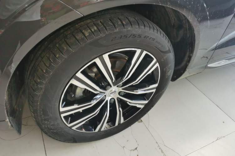Used Volvo XC60 2022 B5 4x4 Smart Luxury Edition Left Front Wheel Hub
