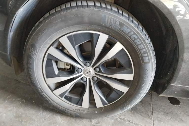 Used Volvo XC60 2022 B5 4x4 Zhiyi Luxury Edition Left Front Wheel Hub