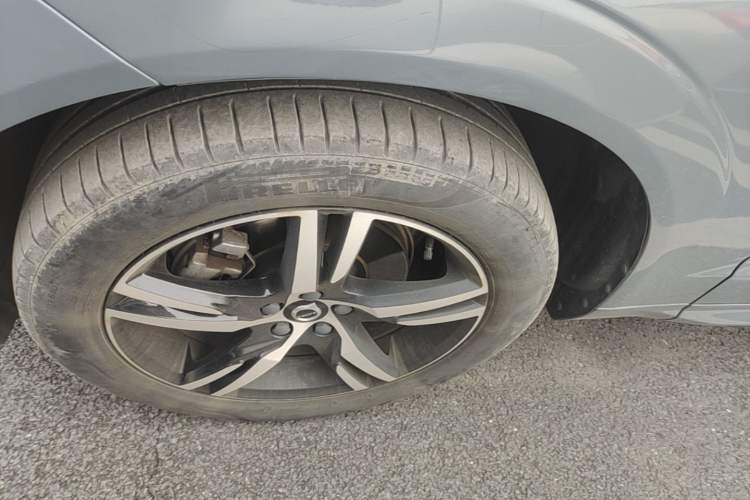 Used Volvo XC60 2022 B5 4x4 Smart & Advanced Sport Edition Left Front Wheel Hub