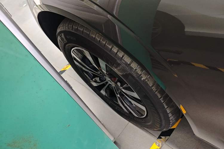 Used Volvo XC60 2022 B5 4x4 Zhiyi Luxury Edition Left Front Wheel Hub