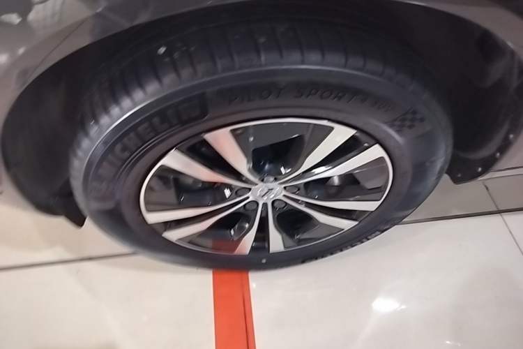Used Volvo XC60 2022 B5 4x4 Zhiyi Luxury Edition Left Front Wheel Hub