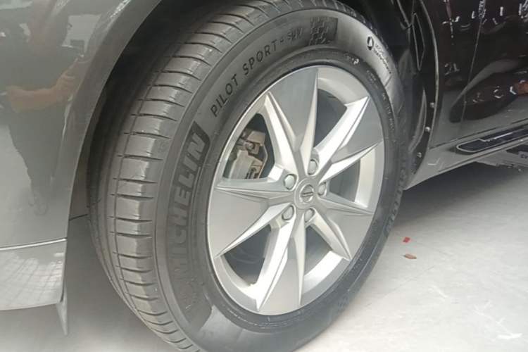 Used Volvo XC60 2022 B5 4x4 Zhiyi Luxury Edition Left Front Wheel Hub