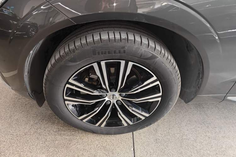 Used Volvo XC60 2022 B5 4x4 Smart Luxury Edition Left Front Wheel Hub
