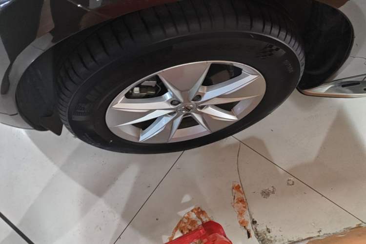 Used Volvo XC60 2022 B5 4x4 Smart Luxury Edition Left Front Wheel Hub