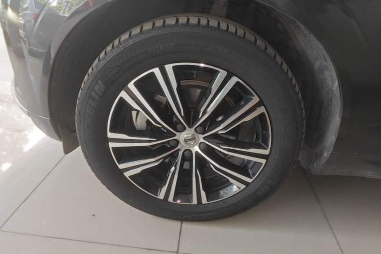 Used Volvo XC60 2022 B5 4x4 Smart Luxury Edition Left Front Wheel Hub