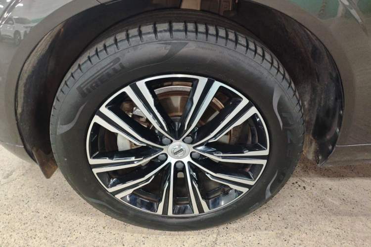 Used Volvo XC60 2022 B5 4x4 Smart Luxury Edition Left Front Wheel Hub